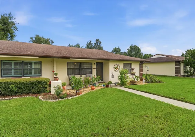 Photo 3 of House for sale at 12435 Orangewood Cir, Tavares, FL 32778 | MLS# O6439509 | Listing updated on 2026-09-12