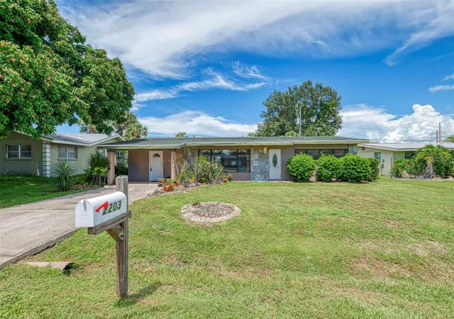 Photo 3 of Single family home for sale at 2203 La Salle St, Sarasota, FL 34231 | MLS# N6145634 | Listing updated on 2026-09-27