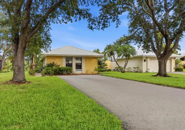 Photo 1 of Single family home for sale at 311 Pembroke Ln N #196, Venice, FL 34293 | MLS# N6145648 | Listing updated on 2026-09-27