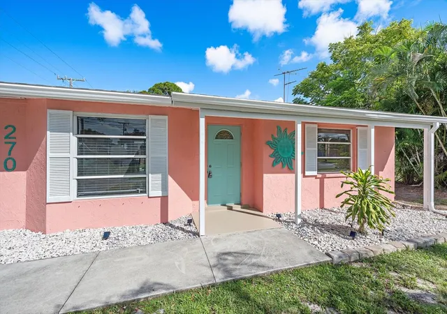 Photo 2 of Single family home for sale at 270 W Seminole Dr, Venice, FL 34293 | MLS# A4705293 | Listing updated on 2026-09-15