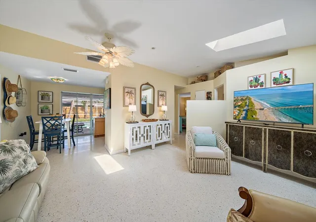Photo 3 of Single family home for sale at 270 W Seminole Dr, Venice, FL 34293 | MLS# A4705293 | Listing updated on 2026-09-15
