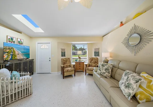 Photo 4 of Single family home for sale at 270 W Seminole Dr, Venice, FL 34293 | MLS# A4705293 | Listing updated on 2026-09-15