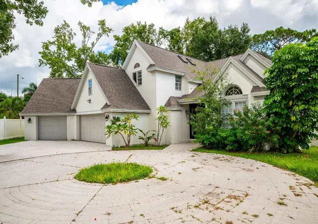 Photo 1 of Sale Pending at 2844 Luce Dr N, Clearwater, FL 33761 | MLS# TB8546246 | Listing updated on 2026-10-02