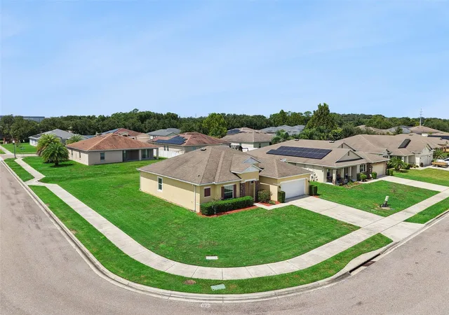 Photo 3 of Single family home for sale at 1945 Dunn Cvs Dr, Apopka, FL 32703 | MLS# O6439793 | Listing updated on 2026-09-15