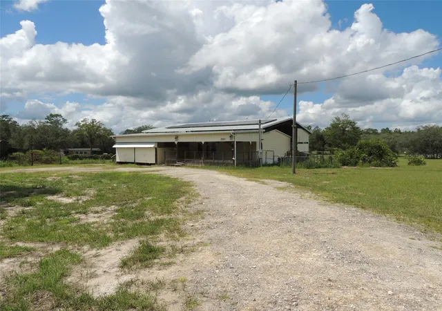 Photo 4 of Manufactured home for sale at 5950 NE 107th Court, Bronson, FL 32621 | MLS# OM731851 | Listing updated on 2026-09-29