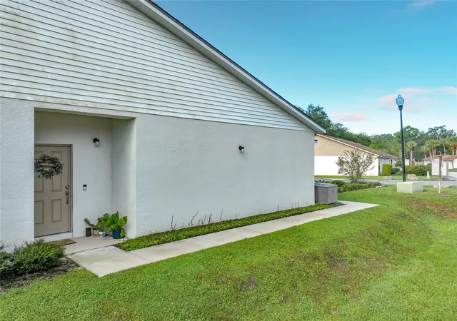 Photo 1 of Townhouse for sale at 1415 Oak Pl #D, Apopka, FL 32712 | MLS# L4964883 | Listing updated on 2026-09-12