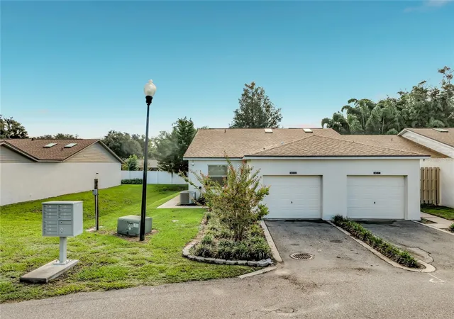 Photo 2 of Townhouse for sale at 1415 Oak Pl #D, Apopka, FL 32712 | MLS# L4964883 | Listing updated on 2026-09-12