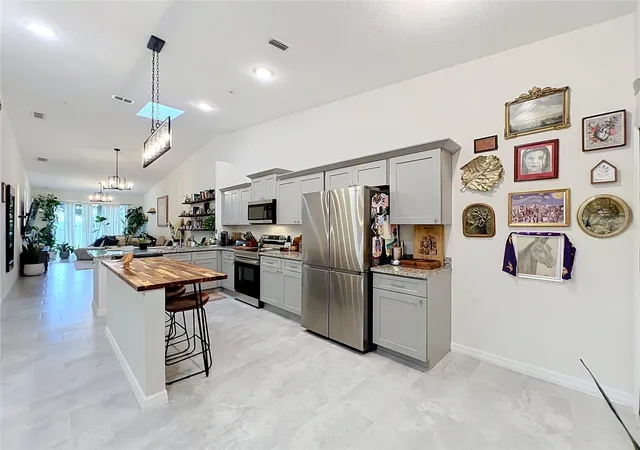 Photo 4 of Townhouse for sale at 1415 Oak Pl #D, Apopka, FL 32712 | MLS# L4964883 | Listing updated on 2026-09-12