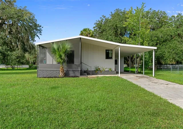 Photo 1 of Manufactured home for sale at 22 Canal Ct, Lake Panasoffkee, FL 33538 | MLS# W7889295 | Listing updated on 2026-09-11