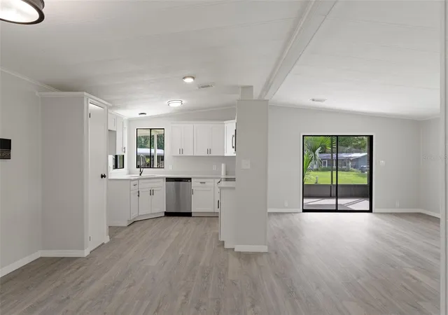 Photo 4 of Manufactured home for sale at 22 Canal Ct, Lake Panasoffkee, FL 33538 | MLS# W7889295 | Listing updated on 2026-09-11