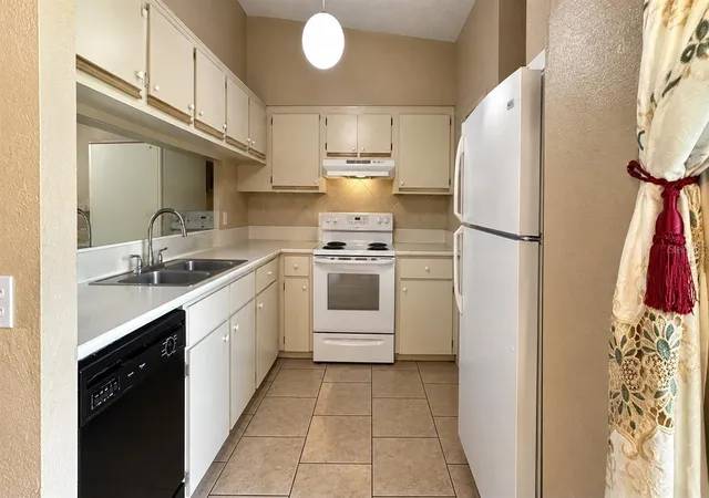Photo 4 of Townhouse for sale at 460 Wild Elm Ct, Apopka, FL 32712 | MLS# TB8546481 | Listing updated on 2026-09-11