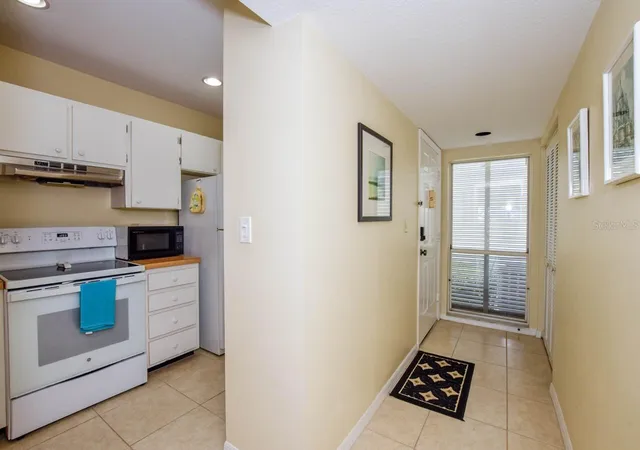 Listing Photo 4 - Condo for sale in building located at 439 Cerromar Ln, VENICE, FL 34293 - Unit #310