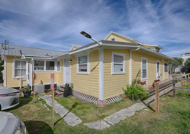 Listing Photo 5 - Condo for sale in building located at 422 E & 426 Citrus Ave, EUSTIS, FL 32726