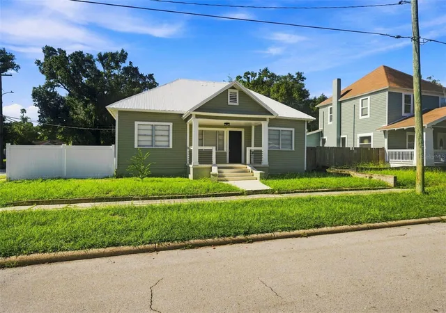 Photo 1 of Single family home for sale at 917 E 25th Avenue, Tampa, FL 33605 | MLS# TB8546787 | Listing updated on 2026-10-23