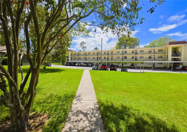 Listing Photo 5 - Condo for sale in building located at 1450 Heather Ridge Blvd, Dunedin, FL 34698 - Unit #201