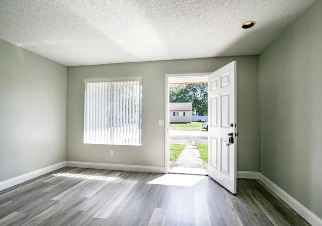 Photo 3 of Condo for sale at 424 E Rosewood Ln #424, Tavares, FL 32778 | MLS# G5117552 | Listing updated on 2026-10-03
