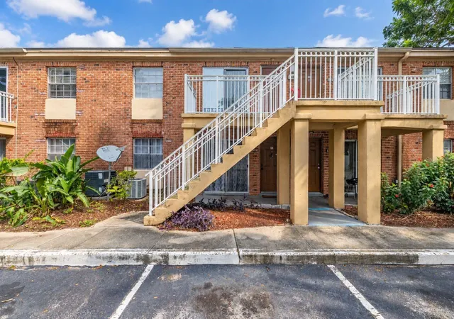 Photo 2 of Condo for sale at 484 Banyon Tree Cir #100, Maitland, FL 32751 | MLS# O6440413 | Listing updated on 2026-10-03