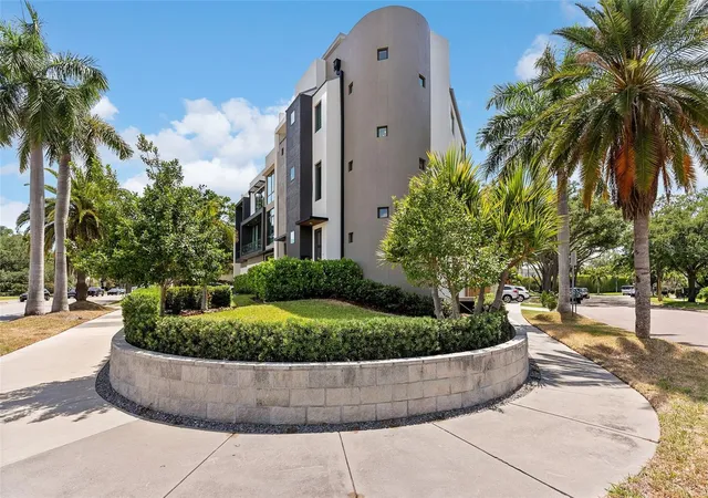 Photo 3 of Townhouse for sale at 92 W Davis Blvd, Tampa, FL 33606 | MLS# TB8546954 | Listing updated on 2026-09-11
