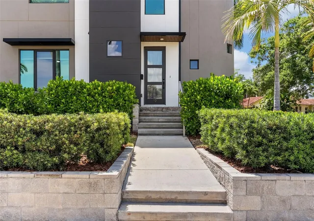 Photo 3 of Townhouse for sale at 92 W Davis Blvd, Tampa, FL 33606 | MLS# TB8546954 | Listing updated on 2026-09-11