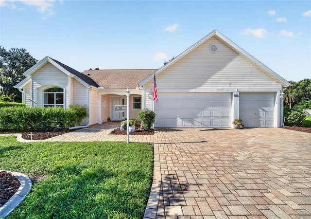 Photo 2 of Single family home for sale at 916 Ramos Dr, Lady Lake, FL 32159 | MLS# G5117569 | Listing updated on 2026-09-24