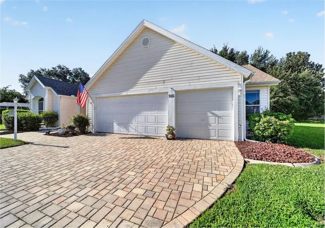 Photo 4 of Single family home for sale at 916 Ramos Dr, Lady Lake, FL 32159 | MLS# G5117569 | Listing updated on 2026-09-24