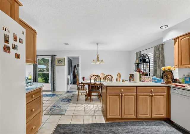 Listing Photo 4 - Condo for sale in building located at 7283 Eleanor Cir, Sarasota, FL 34243