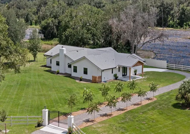 Photo 2 of Single family home for sale at 2515 Ragins Ln, Plant City, FL 33567 | MLS# TB8547078 | Listing updated on 2026-09-11