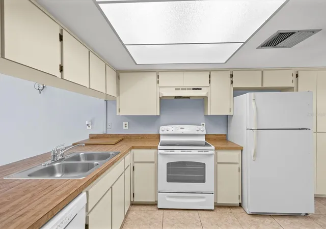 Listing Photo 5 - Condo for sale in building located at 3446 Niblick Ct, NEW PORT RICHEY, FL 34655 - Unit #5