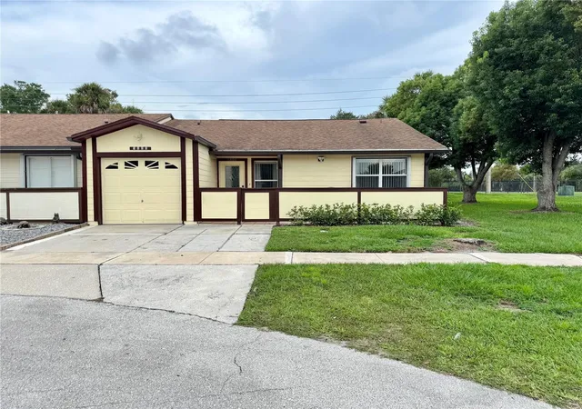 Photo 2 of Townhouse for sale at 5800 Sagunto St, ORLANDO, FL 32807 | MLS# O6440622 | Listing updated on 2026-09-29