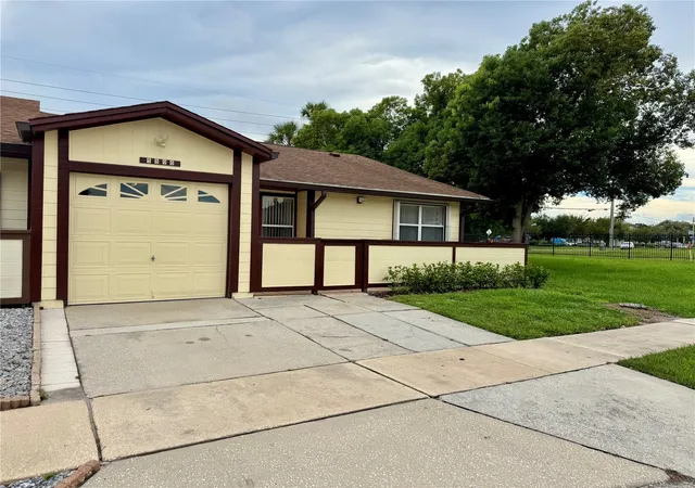 Photo 3 of Townhouse for sale at 5800 Sagunto St, Orlando, FL 32807 | MLS# O6440622 | Listing updated on 2026-09-29