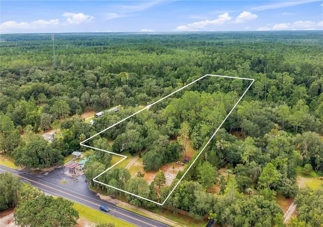 Photo 3 of Manufactured home for sale at 15470 Ne Highway 314, Silver Springs, FL 34488 | MLS# OM732020 | Listing updated on 2026-09-11
