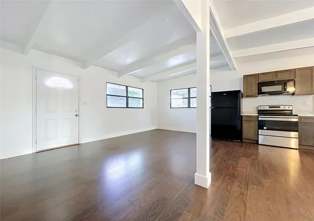 Photo 4 of Single family home for sale at 1310 Warrington Way, Tampa, FL 33619 | MLS# TB8547342 | Listing updated on 2026-10-21