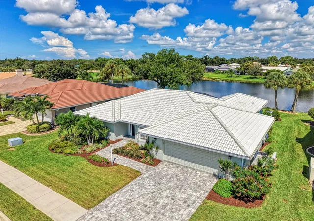 Photo 4 of Single Family Residence at 1568 Waterford Dr, Venice, FL 34292 | MLS# N6145709 | | Sold on 2026-10-13