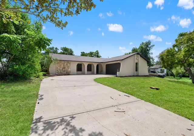 Photo 3 of Single family home for sale at 5138 Mentmore Ave, Spring Hill, FL 34606 | MLS# W7889396 | Listing updated on 2026-10-01