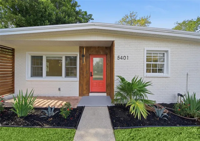 Photo 2 of Single family home for sale at 5401 E 98th Avenue, Temple Terrace, FL 33617 | MLS# TB8547417 | Listing updated on 2026-10-09