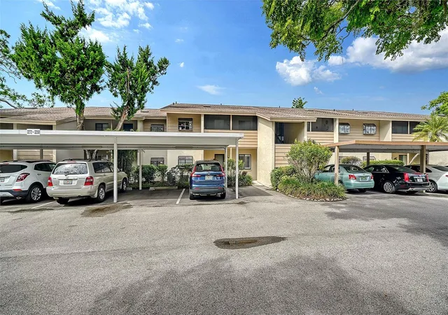 Photo 2 of Condo for sale at 3262 Cross Crk Dr #3262, Sarasota, FL 34231 | MLS# A4705767 | Listing updated on 2026-09-14