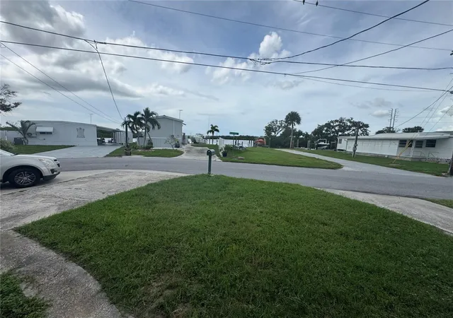 Photo 3 of Manufactured home for sale at 802 River View Ln, Tarpon Springs, FL 34689 | MLS# W7889453 | Listing updated on 2026-09-14