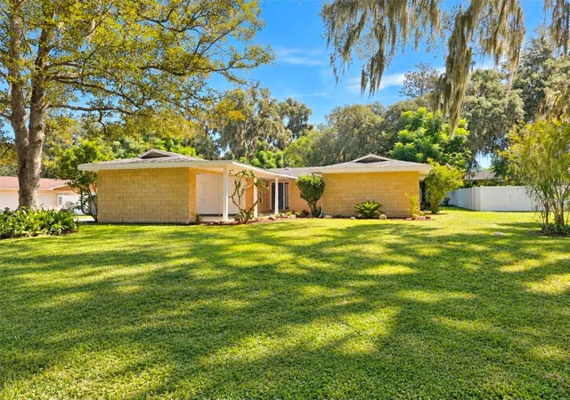 Photo 1 of Single family home for sale at 25 Emerald Ct, Ocala, FL 34472 | MLS# OM732149 | Listing updated on 2026-09-30