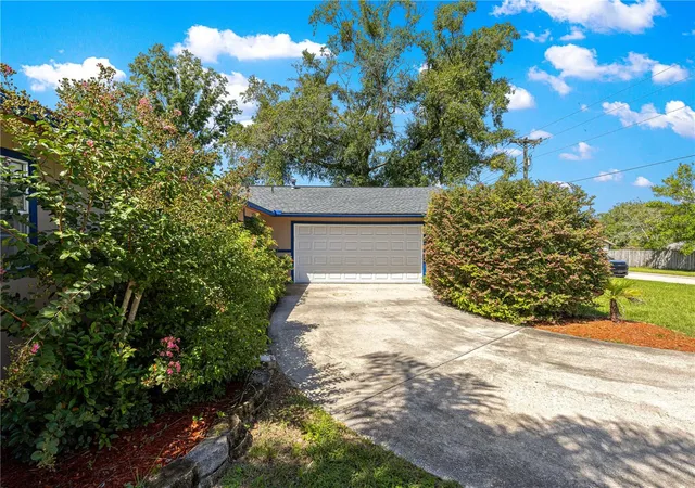 Photo 3 of Single family home for sale at 2130 Ne 10th Street, Ocala, FL 34470 | MLS# OM732259 | Listing updated on 2026-09-15