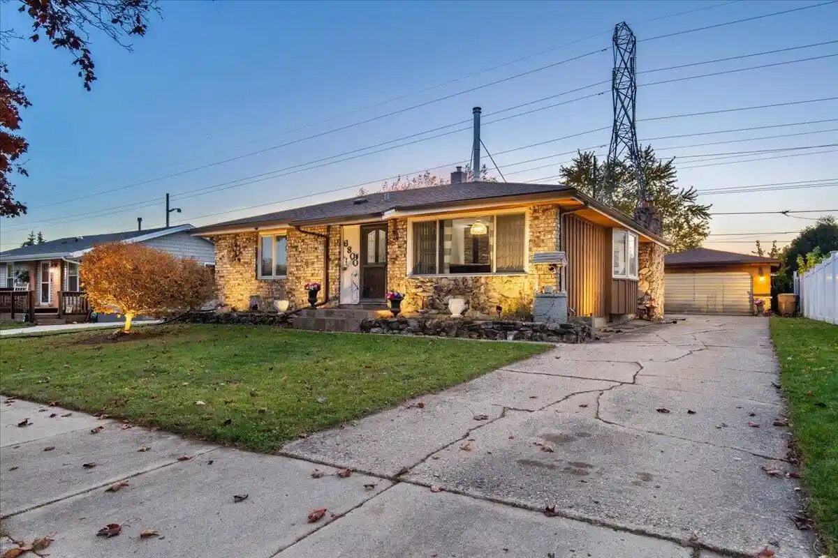 Homes for sale in Kenosha, WI | 6800 55th Avenue Avenue, Kenosha, WI 53142 | MLS# 1942139