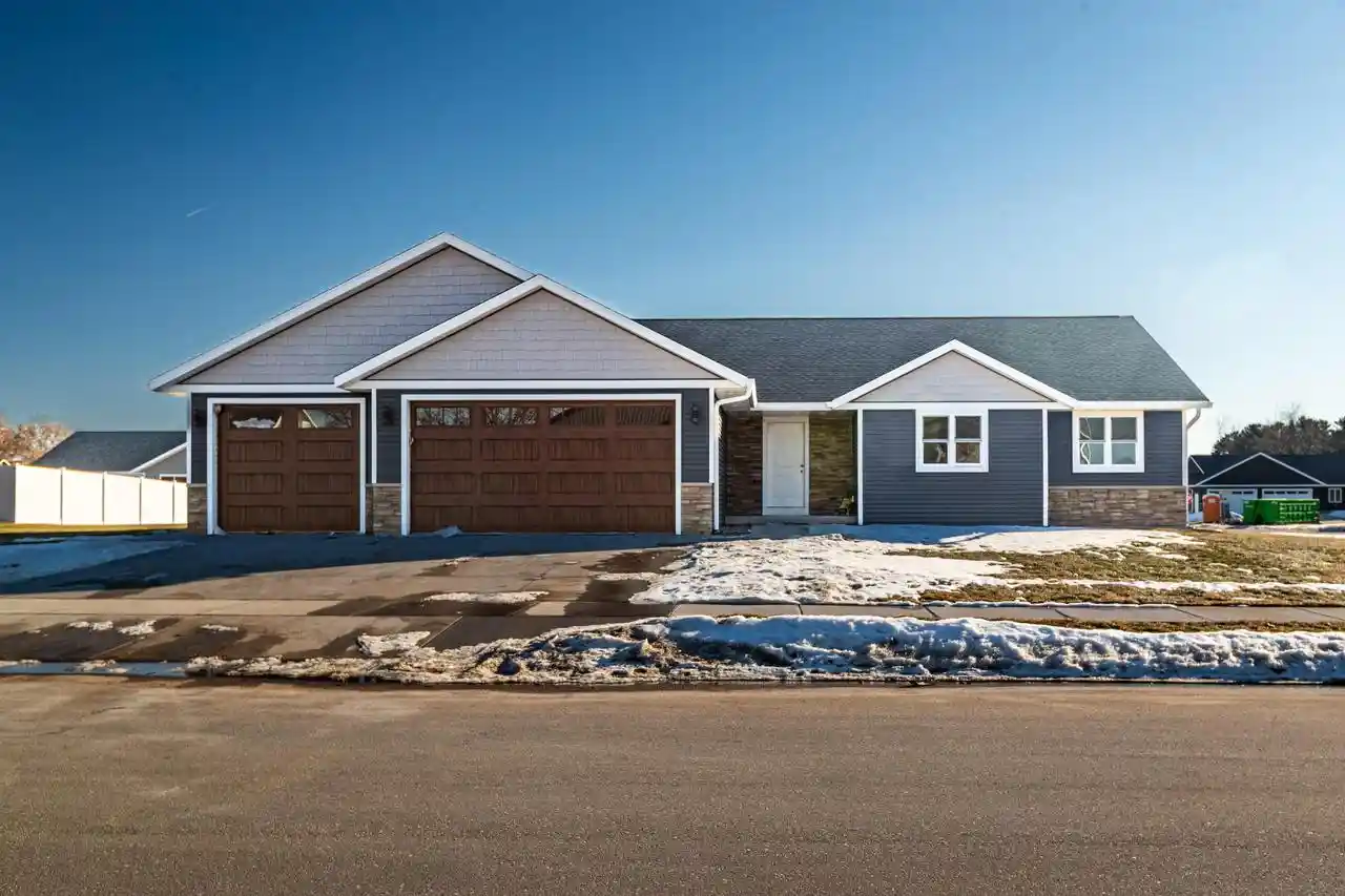 Homes for sale in Holmen, WI | 1938 Arches Dr Dr, Holmen, WI 54636 | MLS# 1942571