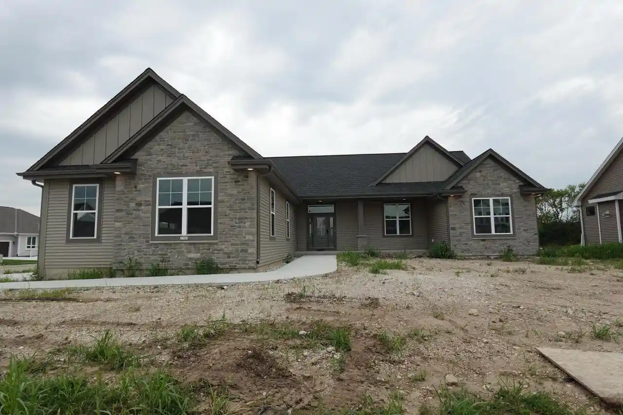 1st image of 1343 Periwinkle Pass Pass, Oconomowoc, WI 53066 | MLS# 1943801