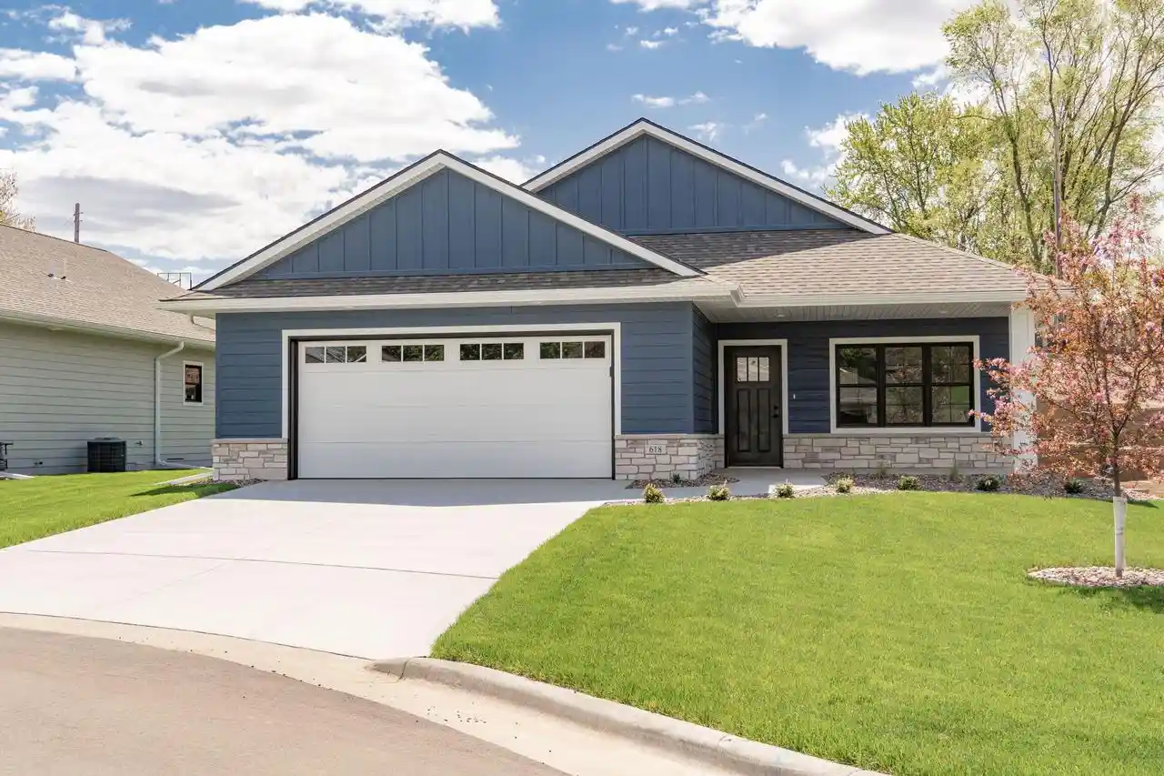 Homes for sale in Onalaska, WI | 618 Johnson Pl Pl, Onalaska, WI 54650 | MLS# 1945667