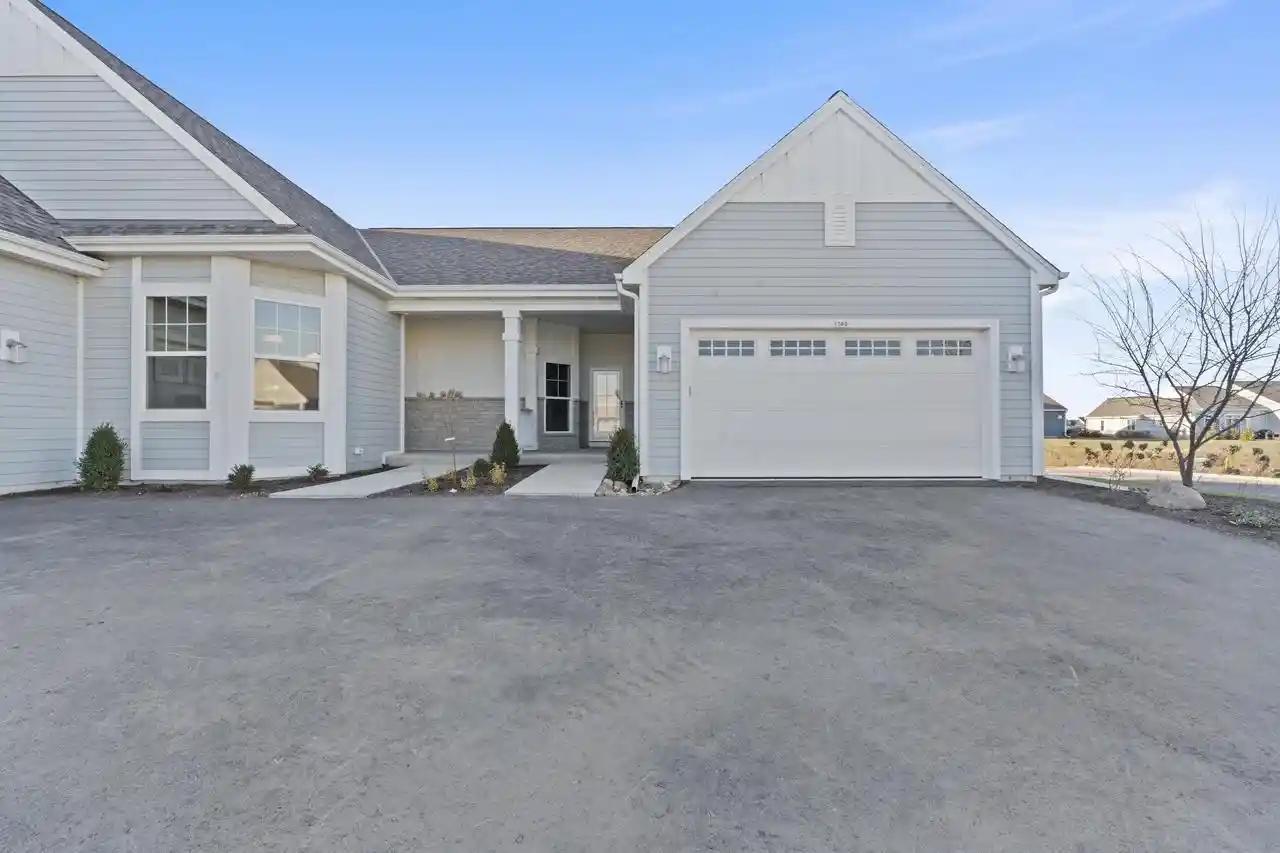 Homes for sale in Oconomowoc, WI | 1380 Prairie Creek Circle Circle #16E, Oconomowoc, WI 53066 | MLS# 1946707