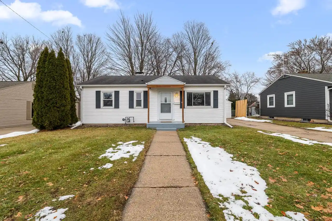 Homes for sale in West Bend, WI | 625 Madison Avenue Avenue, West Bend, WI 53095 | MLS# 1946850