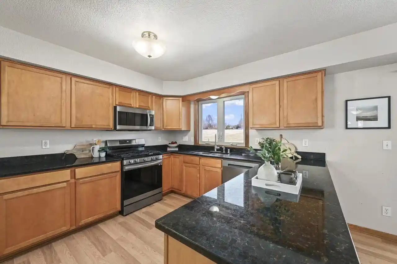 Homes for sale in Germantown, WI | W172n10156 Woodbridge Lane Lane, Germantown, WI 53022 | MLS# 1953106