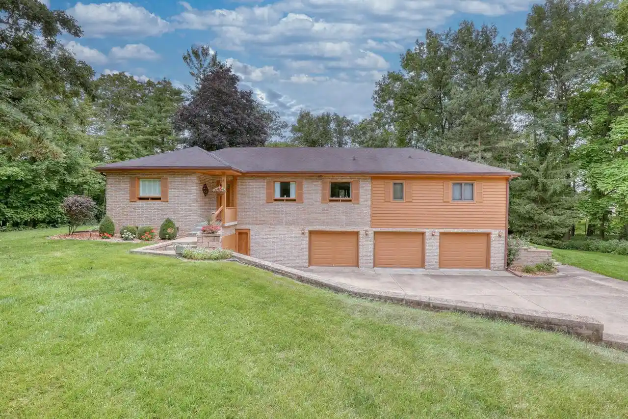 Homes for sale in Oconomowoc, WI | 4640 Lake Club Circle Circle, Oconomowoc, WI 53066 | MLS# 1953272