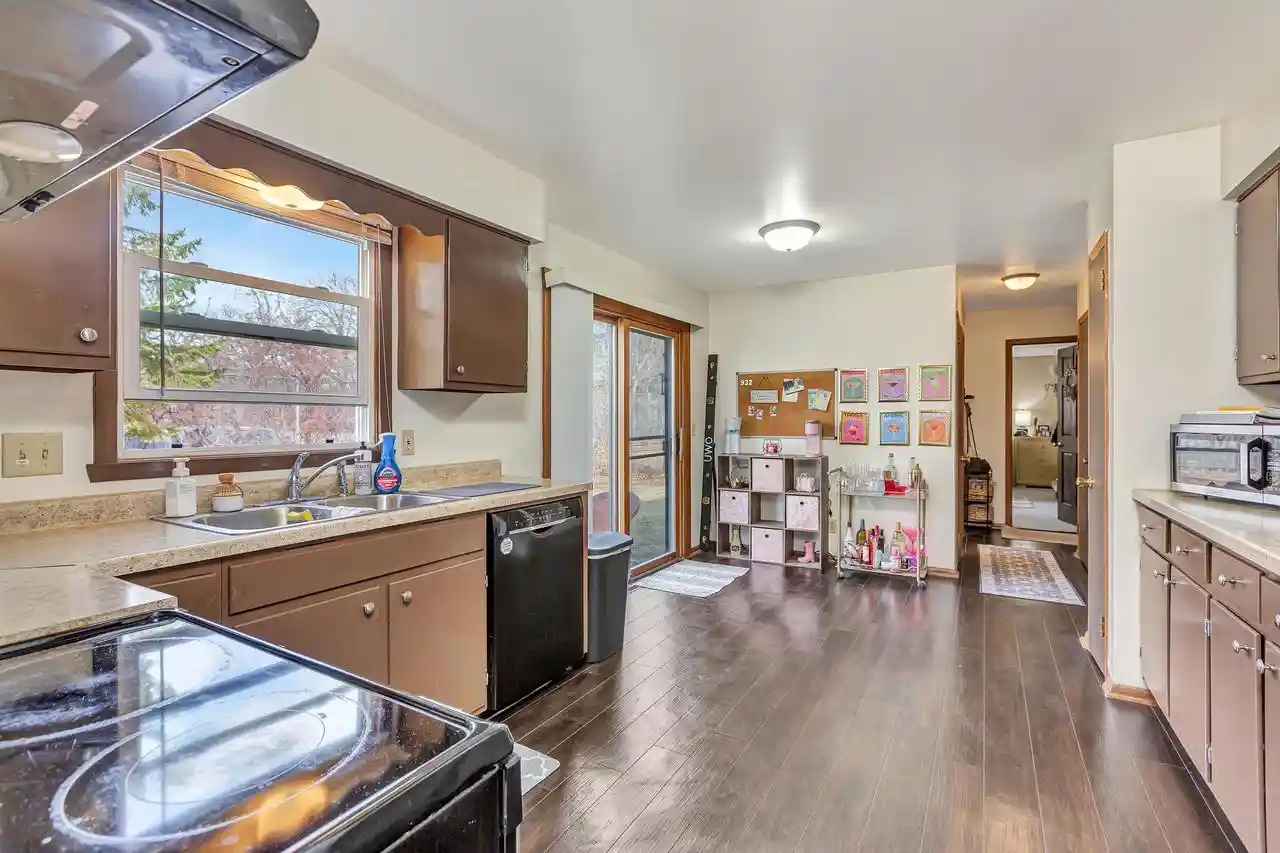 3rd image of 932 Vine Street Street, Oshkosh, WI 54901 | MLS# 50322193