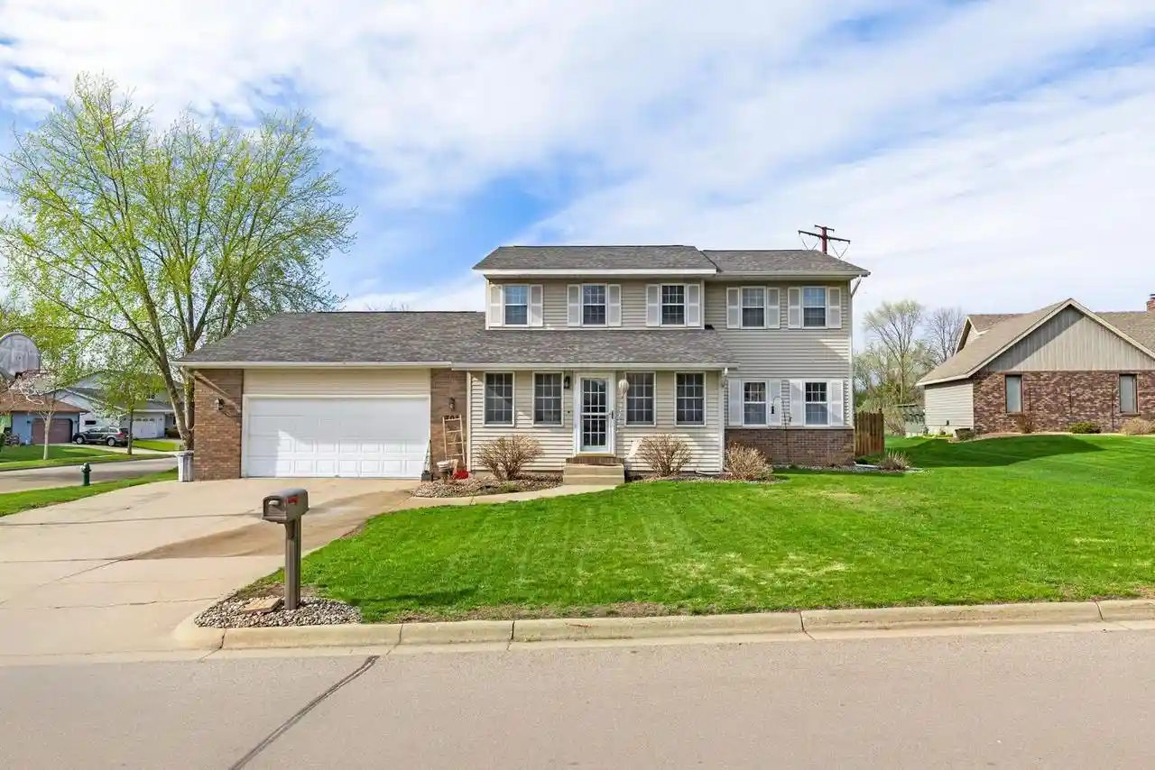 Homes for sale in Onalaska, WI | 701 Parkridge Pl Pl, Onalaska, WI 54650 | MLS# 1954557