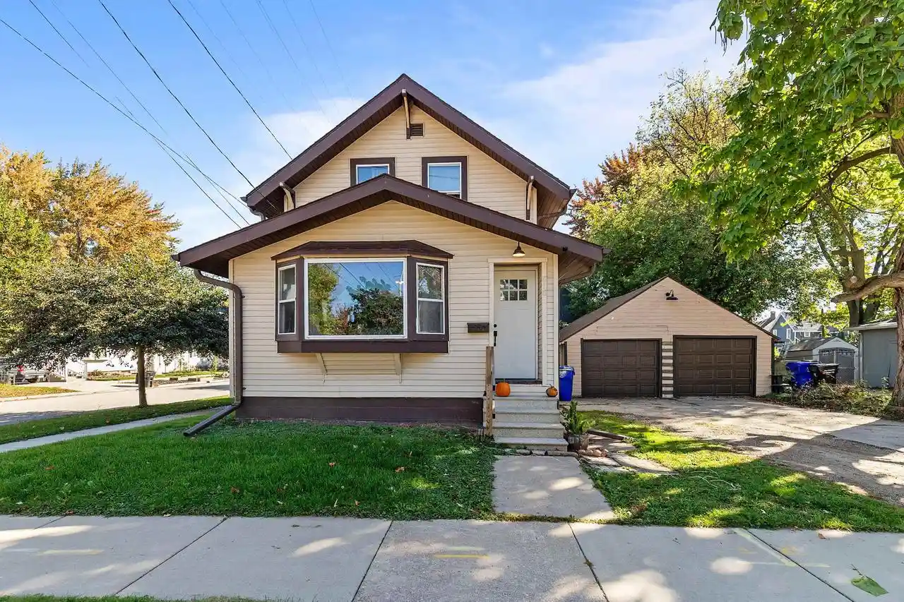 1st image of 818 N Durkee Street Street, Appleton, WI 54911 | MLS# 50322819